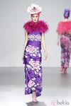 Vestido de flores lila con capelina rosa de Elisa Palomino en la Madrid Fashion Week