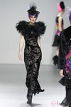 Vestido negro con estampado floral transparente de Elisa Palomino en la Madrid Fashion Week