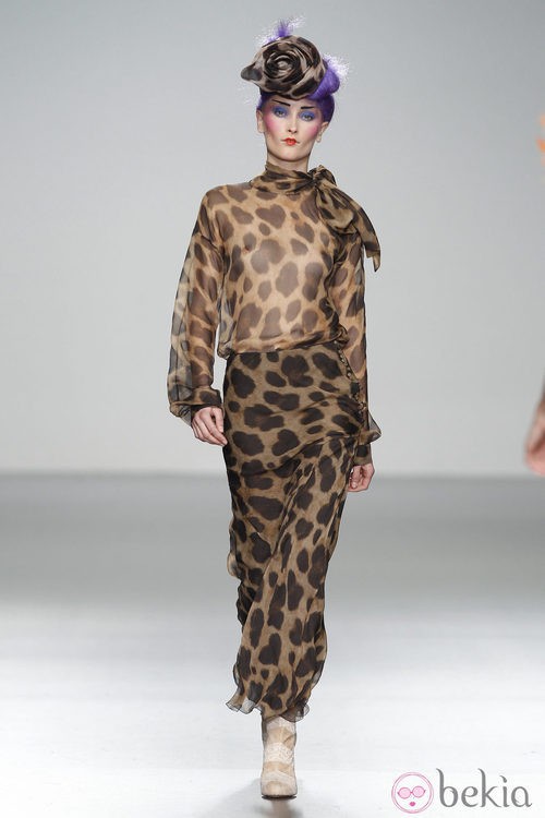 Conjunto transparente con estampado animal de Elisa Palomino en la Madrid Fashion Week