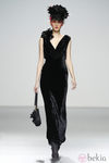 Vestido negro de terciopelo de Elisa Palomino en la Madrid Fashion Week