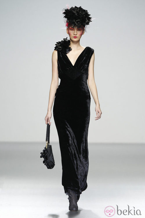 Vestido negro de terciopelo de Elisa Palomino en la Madrid Fashion Week