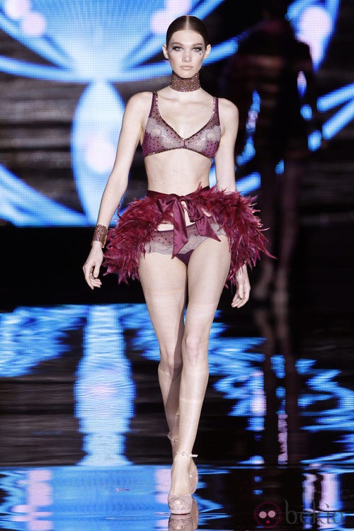 Conjunto de lencería burdeos de Andrés Sardá en la Fashion Week Madrid