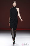 Vestido negro de corte asimétrico de la colección otoño/invierno 2012/2013 de Amaya Arzuaga