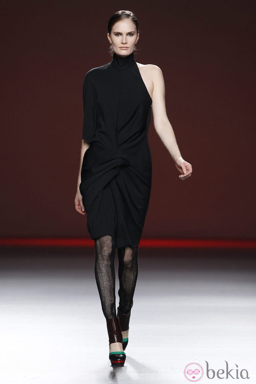Vestido negro de corte asimétrico de la colección otoño/invierno 2012/2013 de Amaya Arzuaga