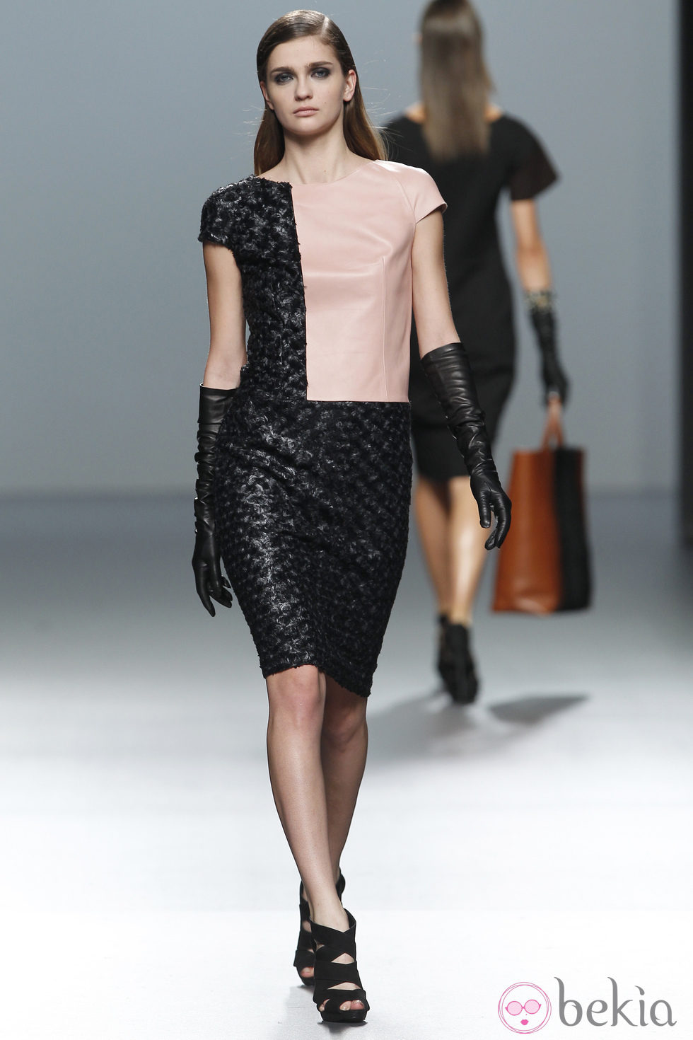 Vestido de cuero en manga corta en tono salmón y negro de la colección otoño/invierno 2012/2013 de Roberto Torretta