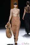 Vestido marrón transparente de Juanjo Oliva en la Fashion Week Madrid