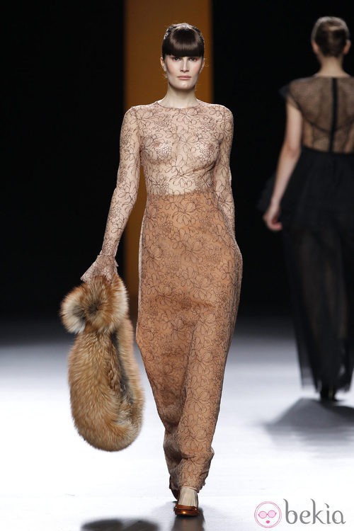 Vestido marrón transparente de Juanjo Oliva en la Fashion Week Madrid