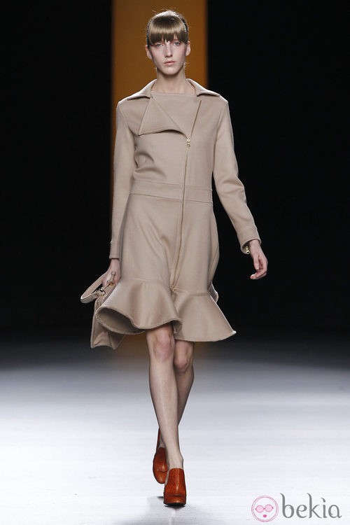 Abrigo con cremallera de la colección otoño/invierno 2012/2013 de Juanjo Oliva