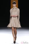Vestido capa en color nude de Juanjo Oliva en Fashion Week Madrid