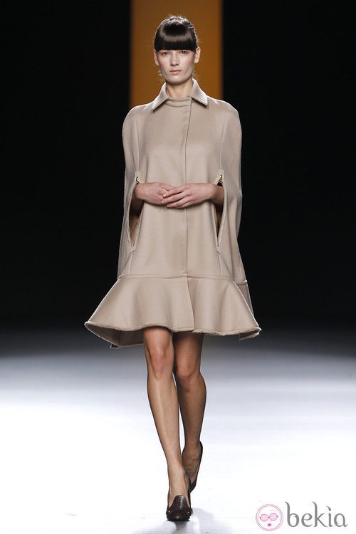Vestido capa en color nude de Juanjo Oliva en Fashion Week Madrid