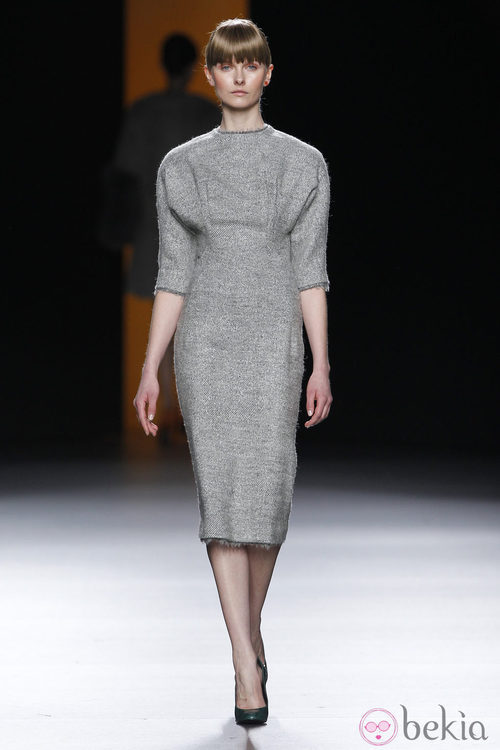 Vestido gris jaspeado de la colección otoño/invierno 2012/2013 de Juanjo Oliva