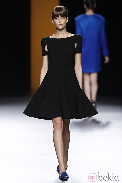 Vestido negro con volantes de la colección otoño/invierno 2012/2013 de Juanjo Oliva