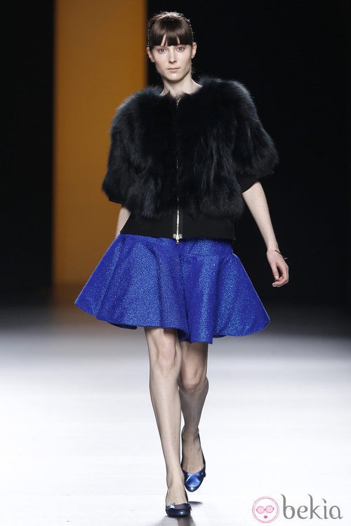 Abrigo negro de pelo de la colección otoño/invierno 2012/2013 de Juanjo Oliva