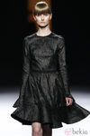 Vestido negro de vuelo de la colección otoño/invierno 2012/2013 de Juanjo Oliva