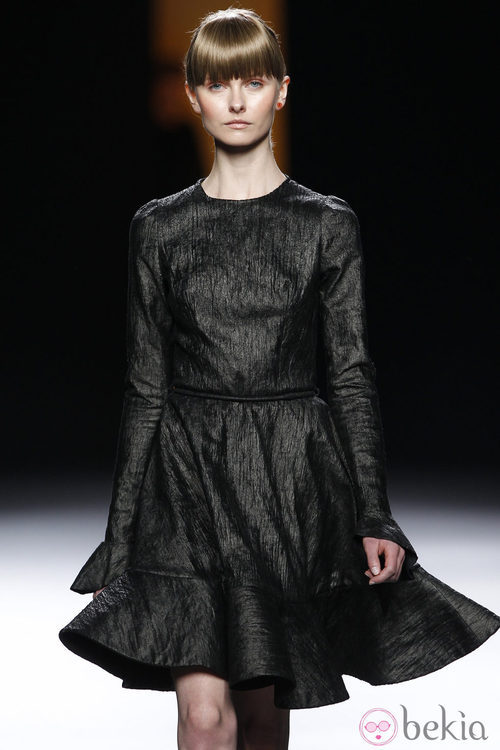 Vestido negro de vuelo de la colección otoño/invierno 2012/2013 de Juanjo Oliva
