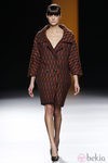 Maxi abrigo en color granate de Juanjo Oliva en Fashion Week Madrid