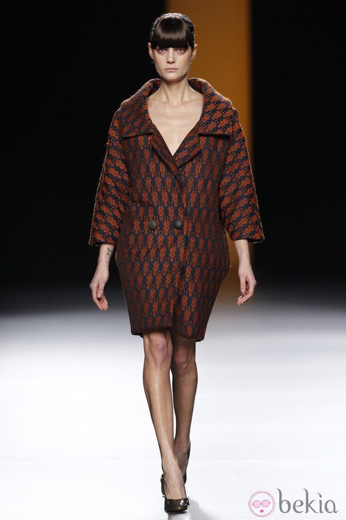 Maxi abrigo en color granate de Juanjo Oliva en Fashion Week Madrid