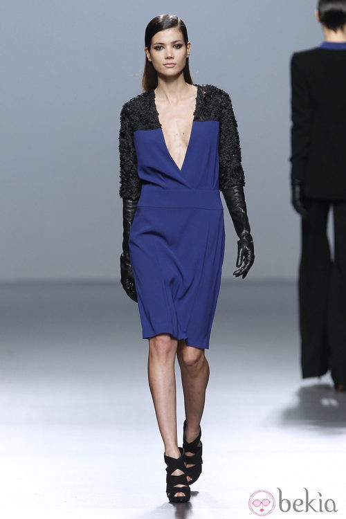 Vestido escotado bicolor de Roberto Torretta en Fashion Week Madrid