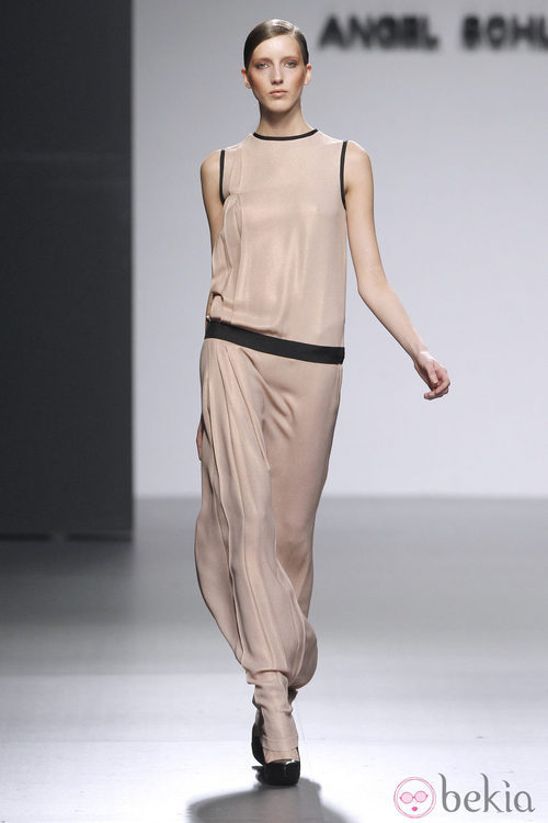 Vestido nude de la colección otoño/invierno 2012/2013 de Ángel Schlesser