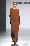 Vestido saco marrón de Ángel Schlesser en Fashion Week Madrid