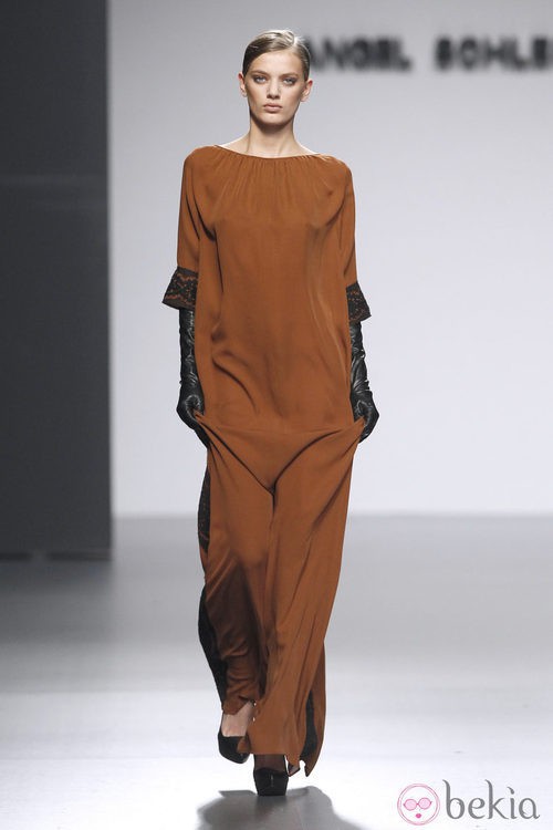 Vestido saco marrón de Ángel Schlesser en Fashion Week Madrid