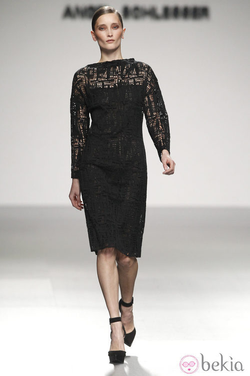 Vestido negro de encaje de Ángel Schlesser en Fashion Week Madrid