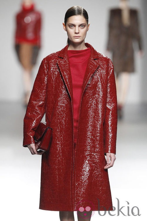 Abrigo de charol rojo de la colección otoño/invierno 2012/2013 de Ángel Schlesser