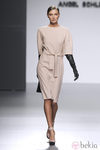 Vestido crema atado a la cintura de Ángel Schlesser en Fashion Week Madrid