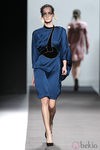 Vestido azul con terciopelo negro de Miguel Palacio en Fashion Week Madrid