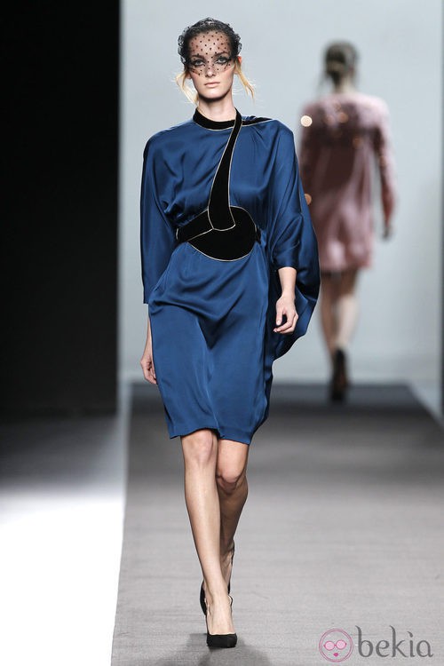 Vestido azul con terciopelo negro de Miguel Palacio en Fashion Week Madrid