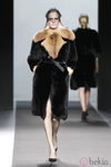 Abrigo de pelo negro de la colección otoño/invierno 2012/2013 de Miguel Palacio