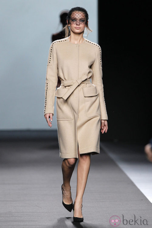 Abrigo nude de Miguel Palacio en Fashion Week Madrid