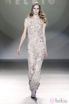 Vestido largo nude con pedrería de Teresa Helbig en Madrid Fashion Week