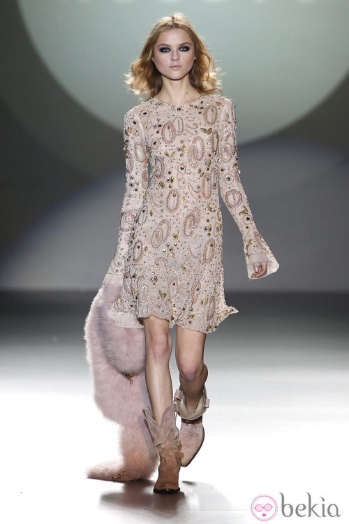 Vestido corto con pedrería de la colección otoño/invierno 2012/2013 de Teresa Helbig