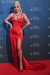 Lady Gaga vestida de Versace en la premiere de 'House Of Gucci' en Milán