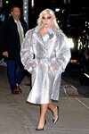 Lady Gaga con un abrigo de Lanvin llegando a 'The Late Show with Stephen Colbert'
