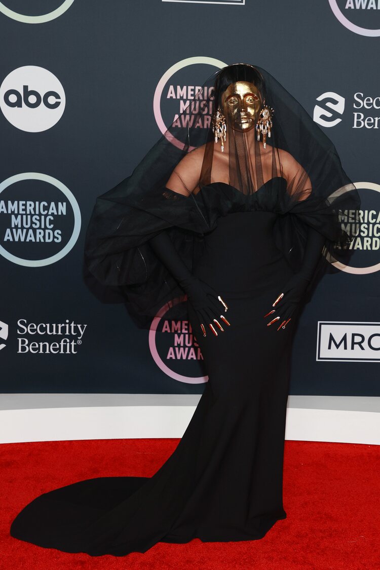Cardi B de Schiaparelli en los AMA 2021