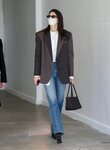 Kendall Jenner por Los Ángeles con un look básico con americana y jeans