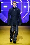 Thomas Brodie-Sangster desfilando para Prada otoño/invierno 2022/2023