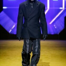 Thomas Brodie-Sangster desfilando para Prada otoño/invierno 2022/2023