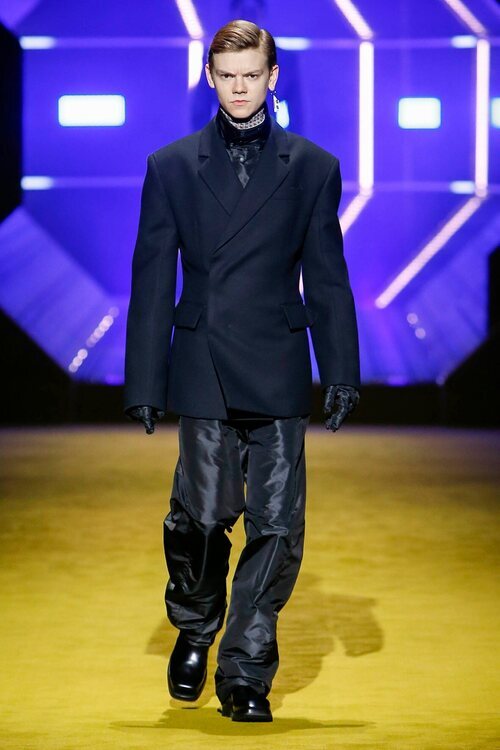 Thomas Brodie-Sangster desfilando para Prada otoño/invierno 2022/2023
