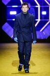 Asa Butterfield desfilando para Prada otoño/invierno 2022/2023