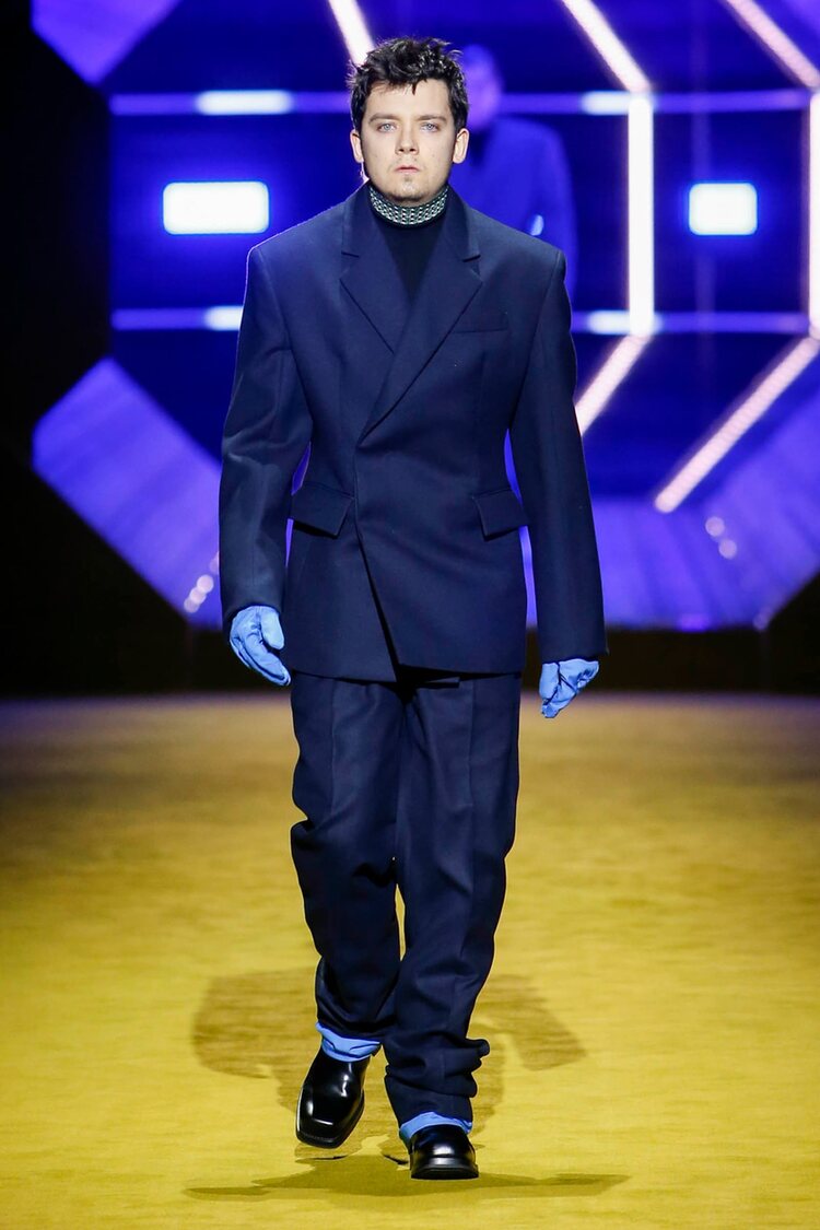 Asa Butterfield desfilando para Prada otoño/invierno 2022/2023