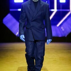 Asa Butterfield desfilando para Prada otoño/invierno 2022/2023