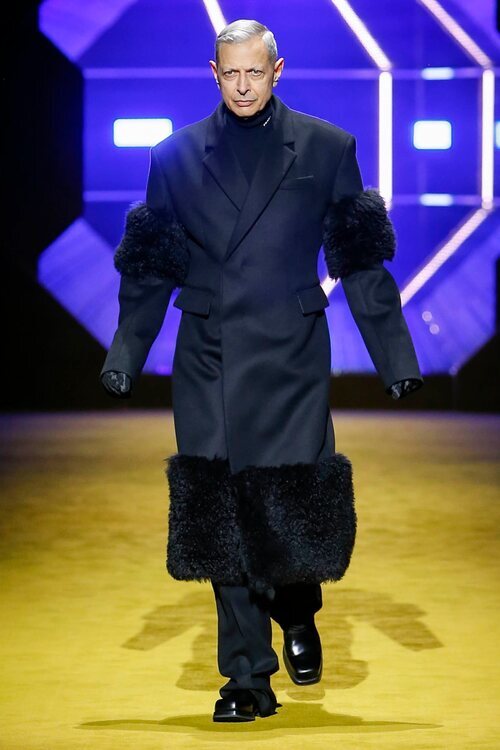Jeff Goldblum desfilando para Prada otoño/invierno 2022/2023