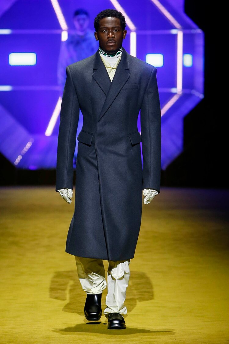 Damson Idris desfilando para Prada otoño/invierno 2022/2023