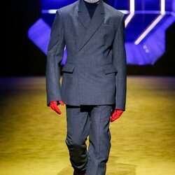 Tom Mercier desfilando para Prada otoño/invierno 2022/2023