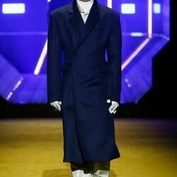 Louis Partridge desfilando para Prada otoño/invierno 2022/2023
