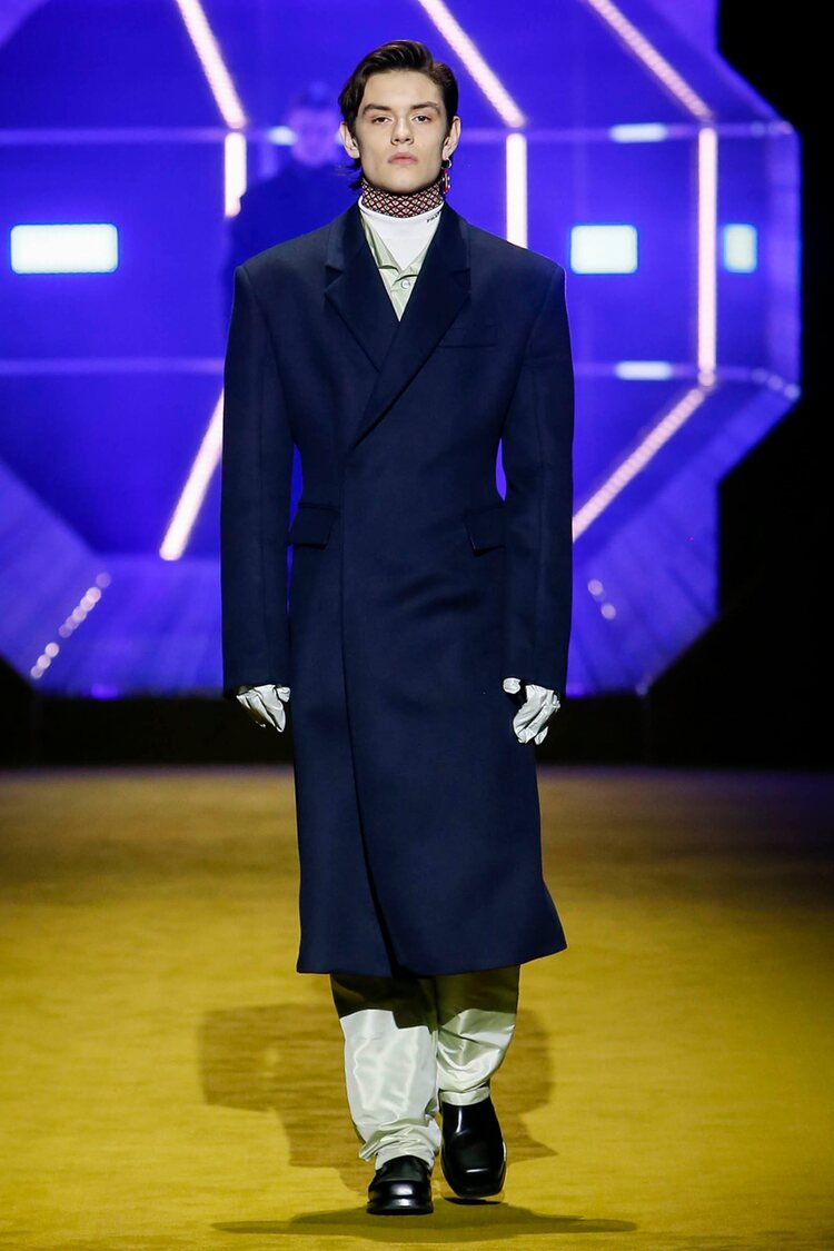Louis Partridge desfilando para Prada otoño/invierno 2022/2023
