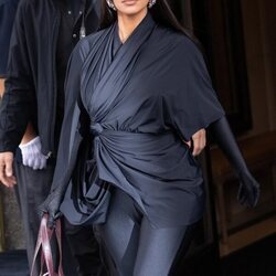 Kim Kardashian de Balenciaga saliendo de su hotel en Nueva York